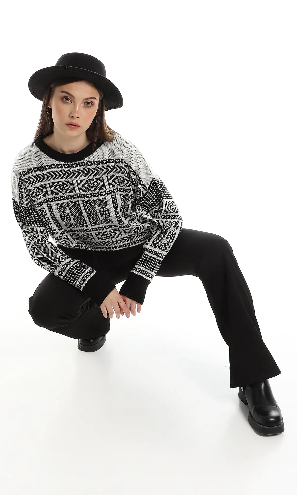 O160341 Round Neck Bi-Tone Slip On Pullover - Black & Off White